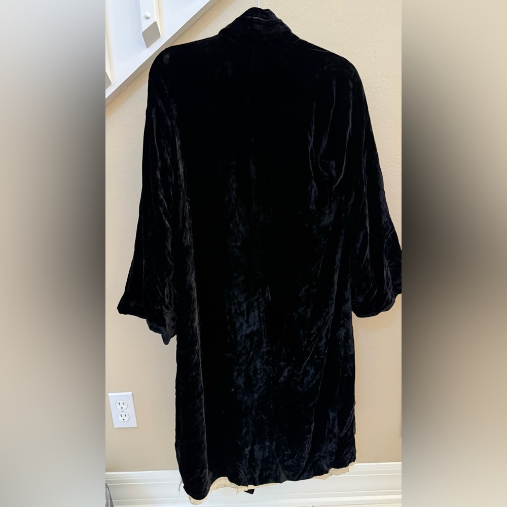 Vintage Black Velvet Coat Satin Lining Opera Theatre Garb Sz S/M - Picture 2 of 4